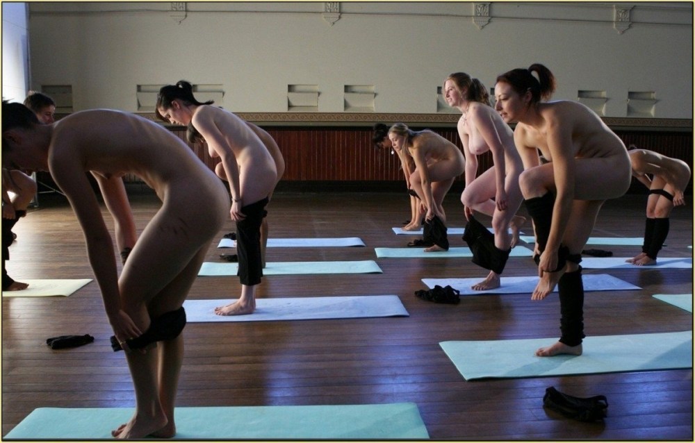 Голые женщины занимаются спортом