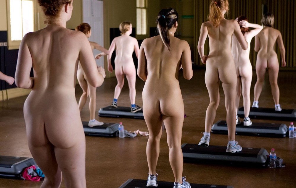 Голые девки занимаются аэробикой