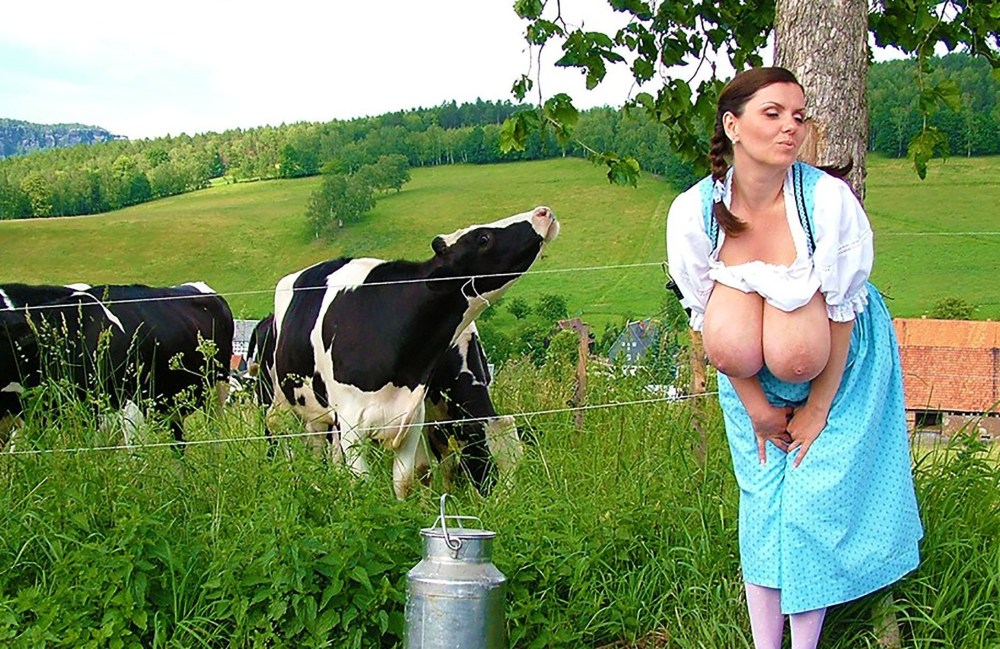 Девки ебутся на сеновале