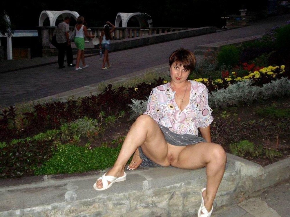 Зрелая без трусиков на улице