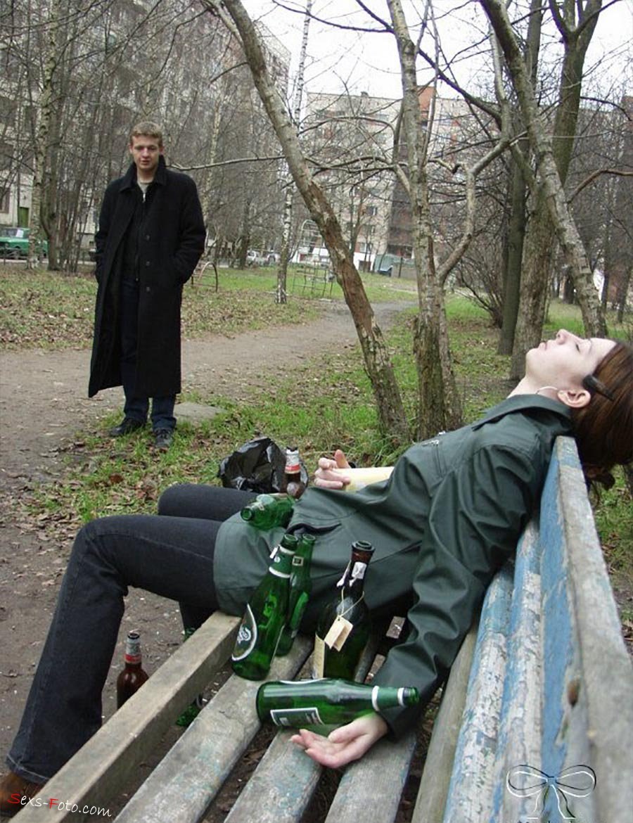 Пьяная женщина в парке