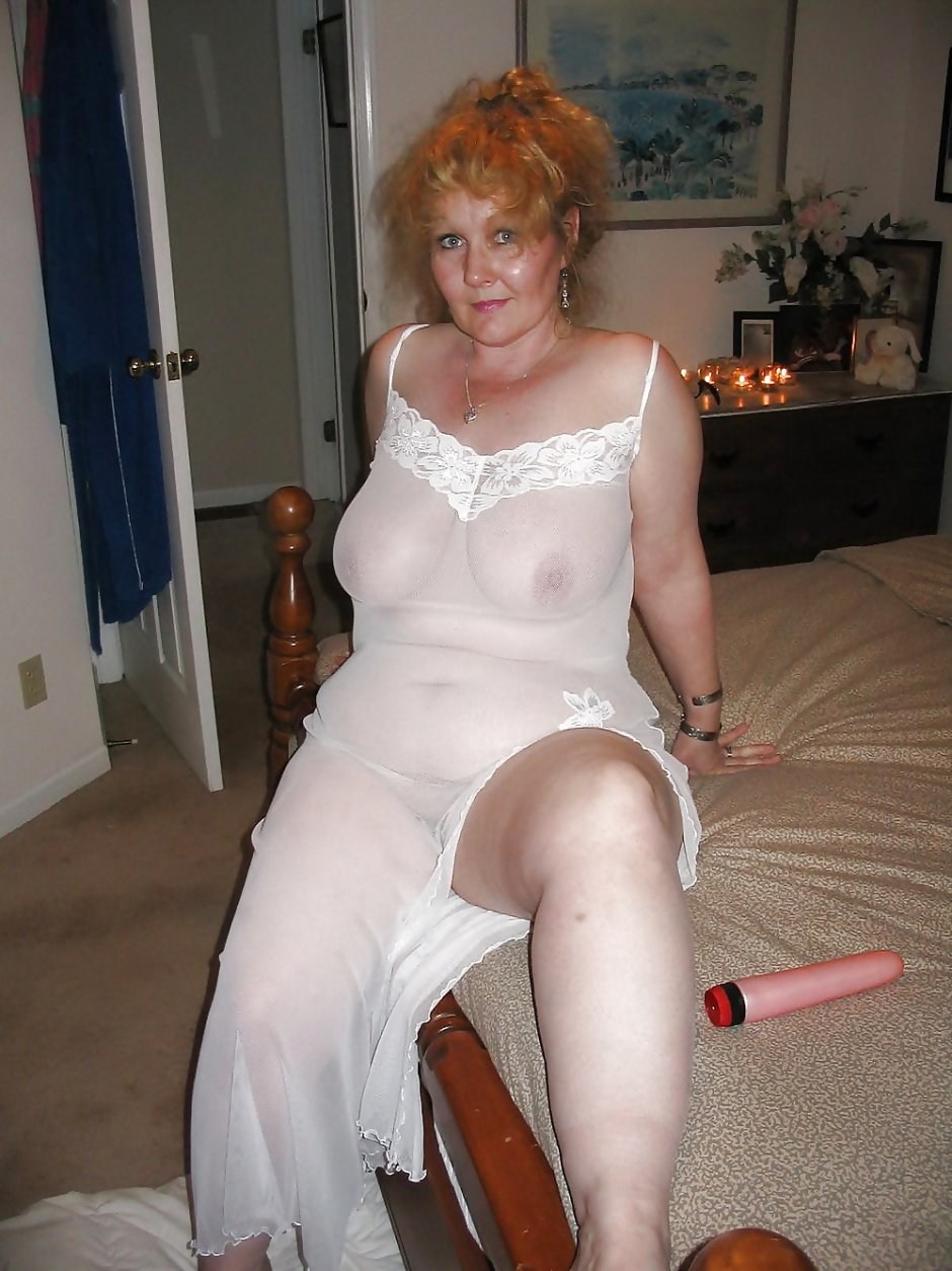 Голые пожилые женщины в прозрачной одежде