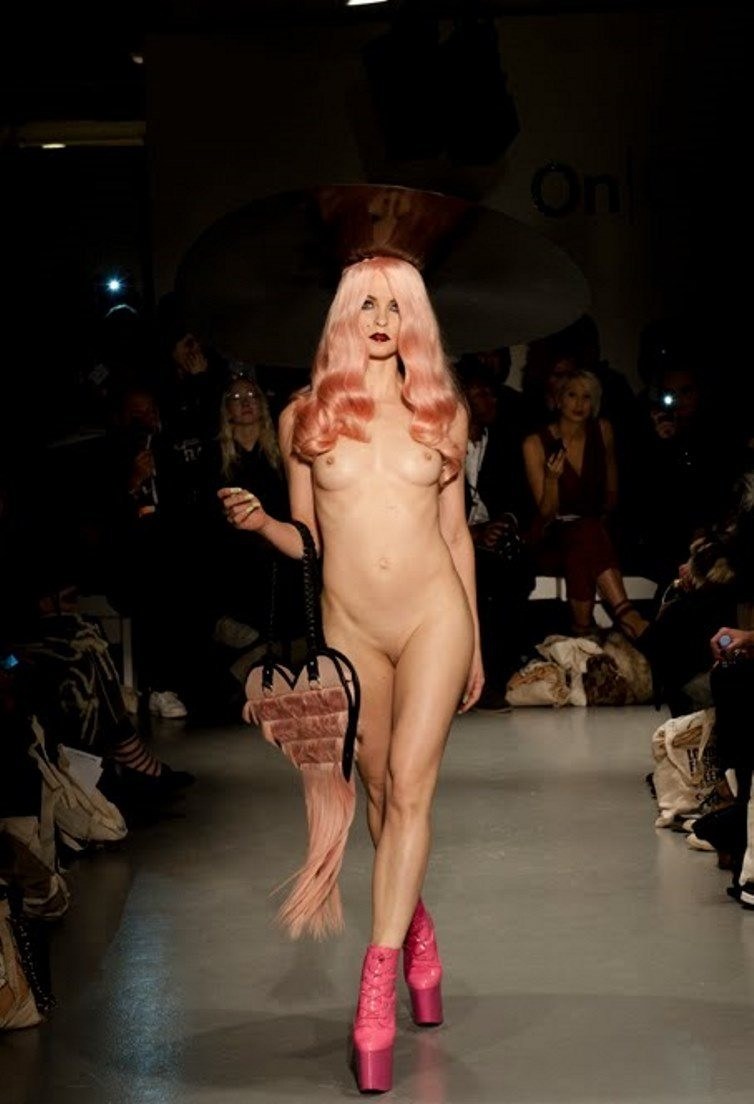 Чарли Ле Минду Charlie le naked