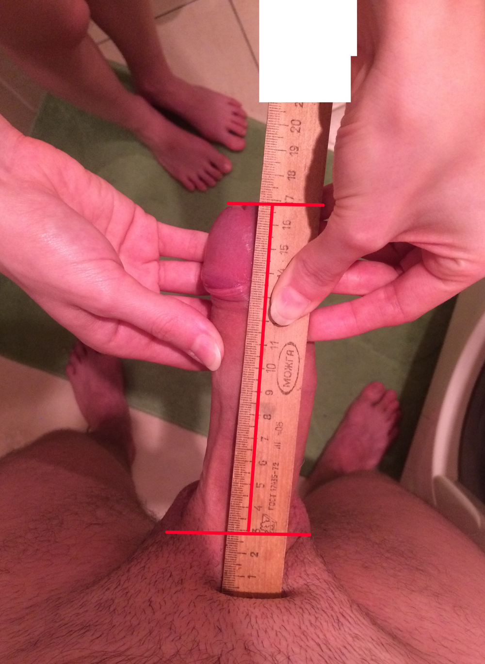 Девушка измеряет пенис