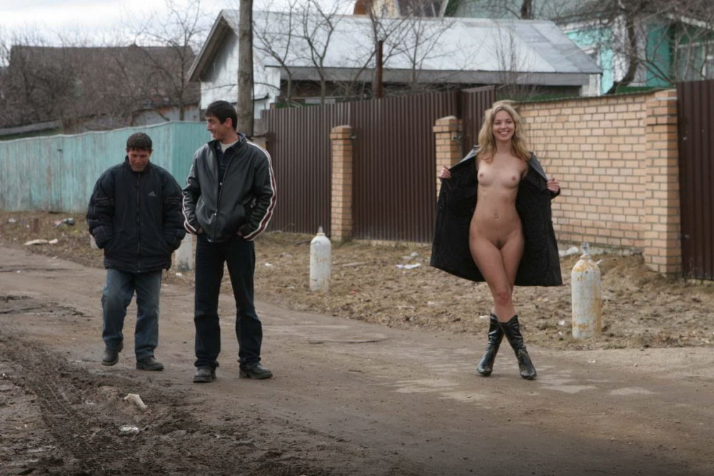 Голые женщины парни на улицу