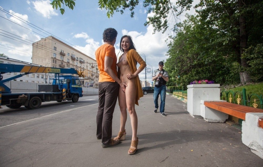 Голая на улице среди парней