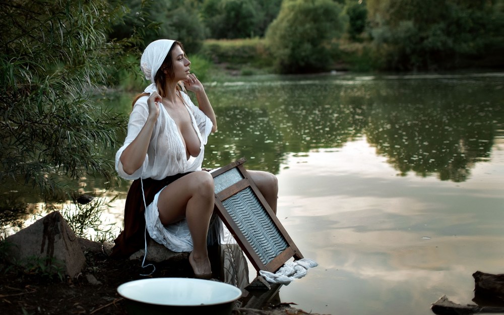 Стирка на реке голышом