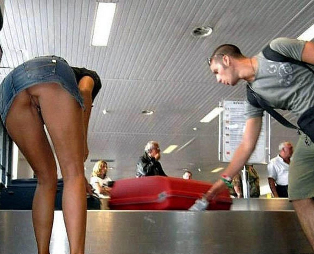 Девушки без трусиков на эскалаторах