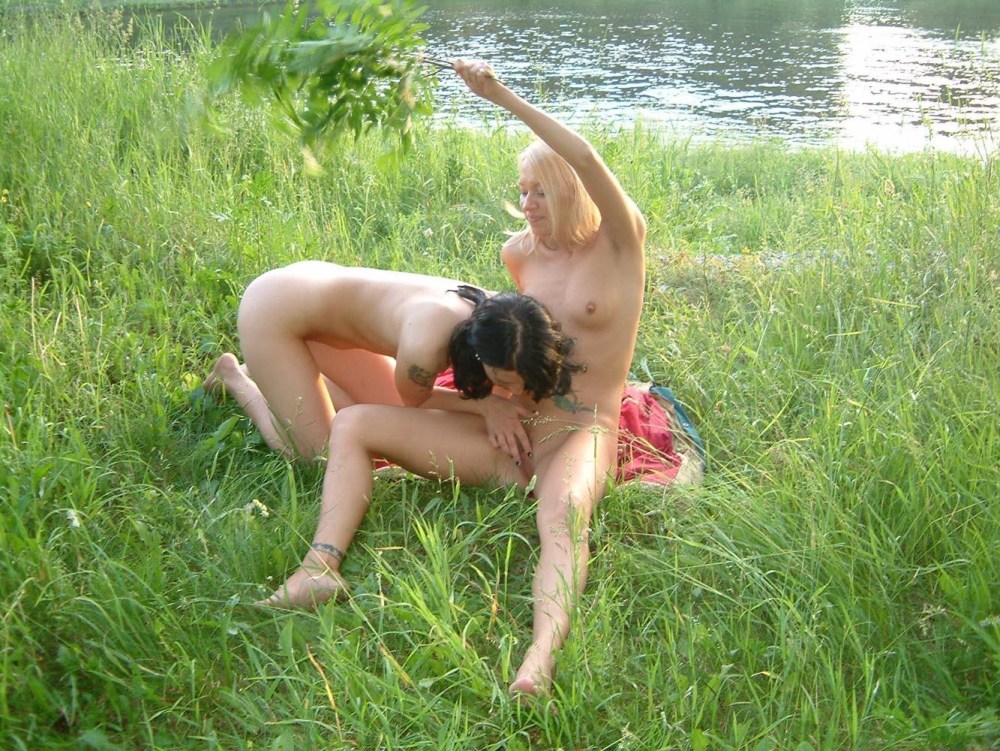 Пьяные женщины голышом на природе