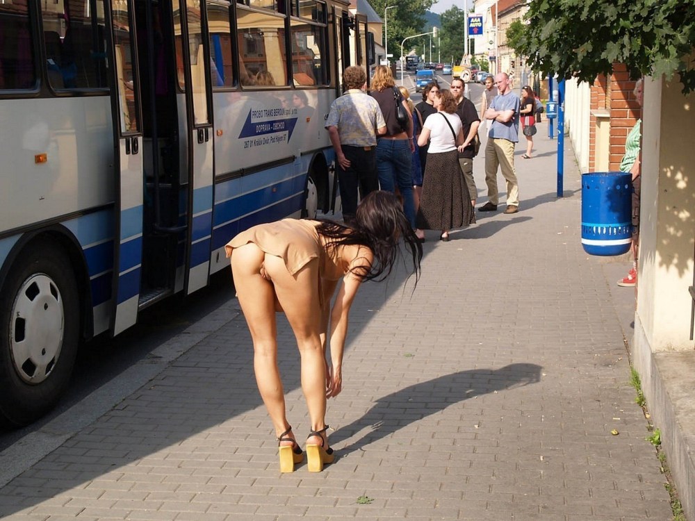 Оголила попку на улице