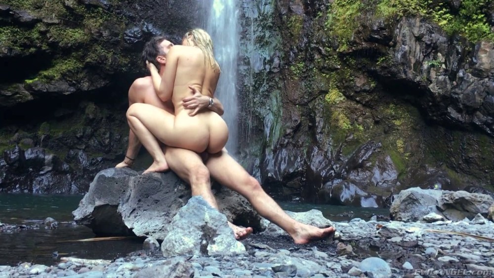 Шикарная ебля у водопада