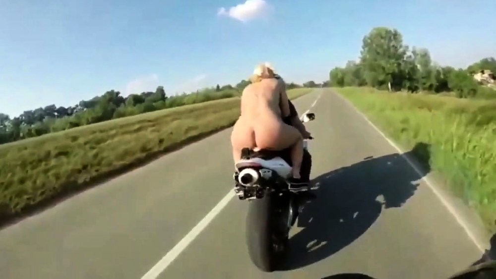 Прыгает на мото с фалосом