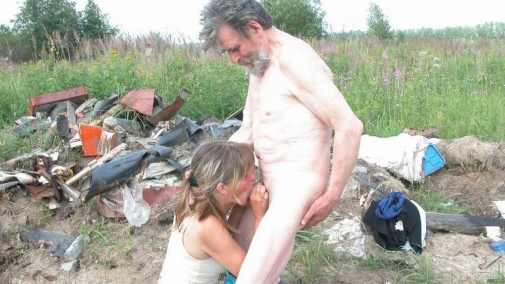 Голые бомжихи на свалке