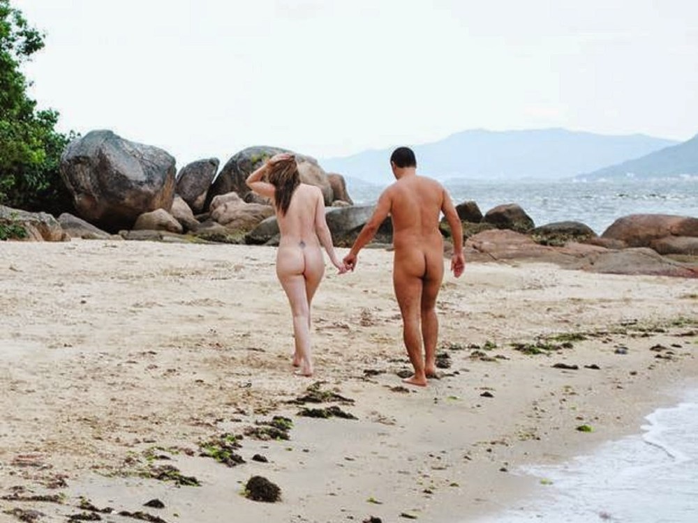 Gatinha dando show de Dança em Praia de nudismo (nudist Beach) ...