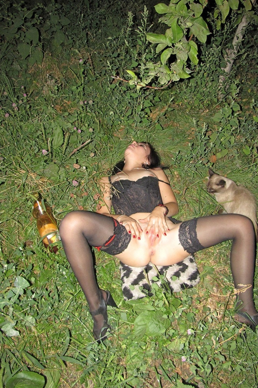 Пьяные голые женщины в лесу