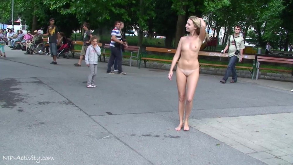 Разделась в центре города