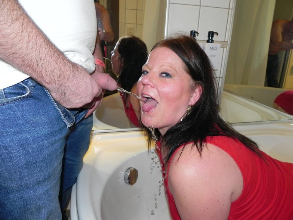 Туалетный раб Дринк писсинг