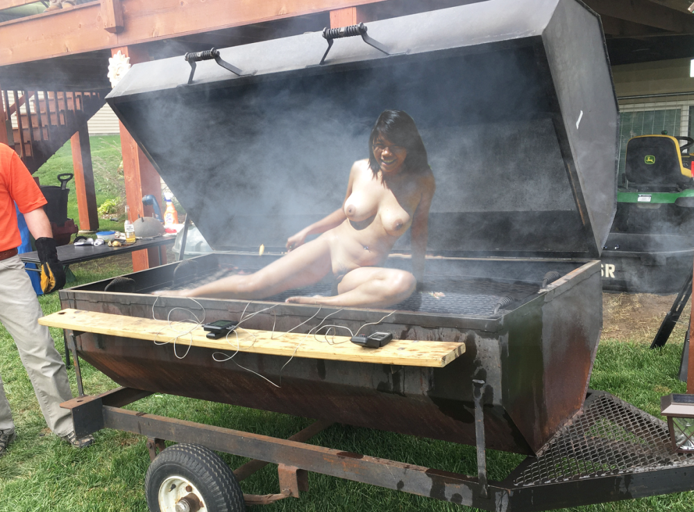 Мангал с девушкой сиськами