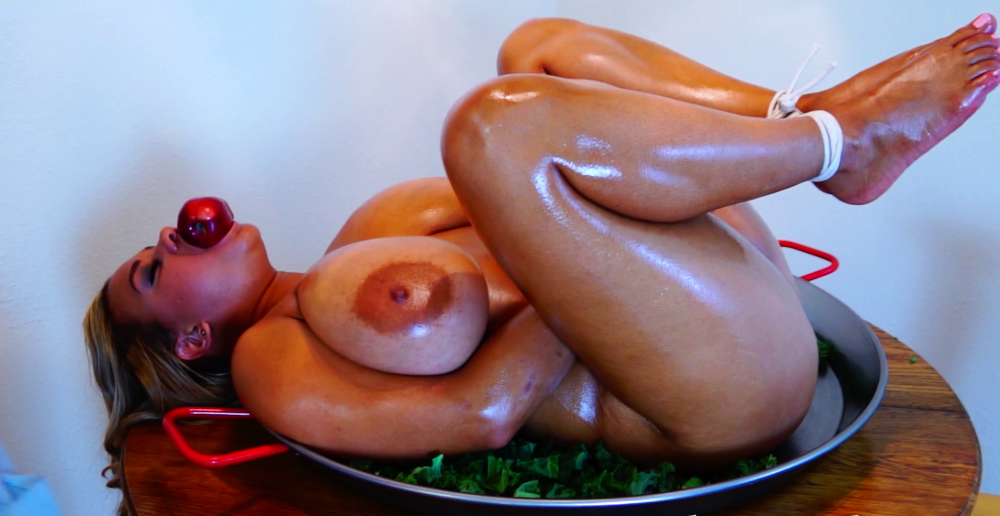 Голая зажаренная женщина