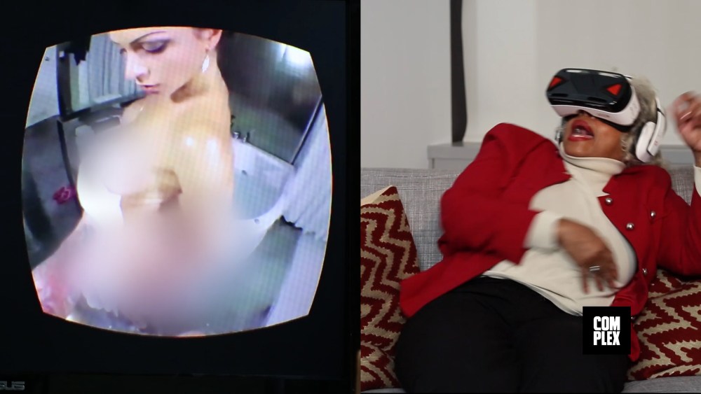 Голая в очках виртуальной реальности