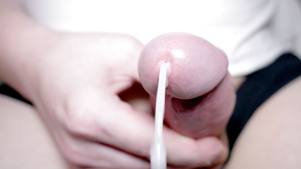 Член кончает в женских руках