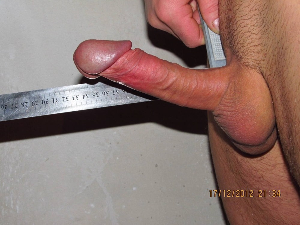 Мужской пенис с линейкой