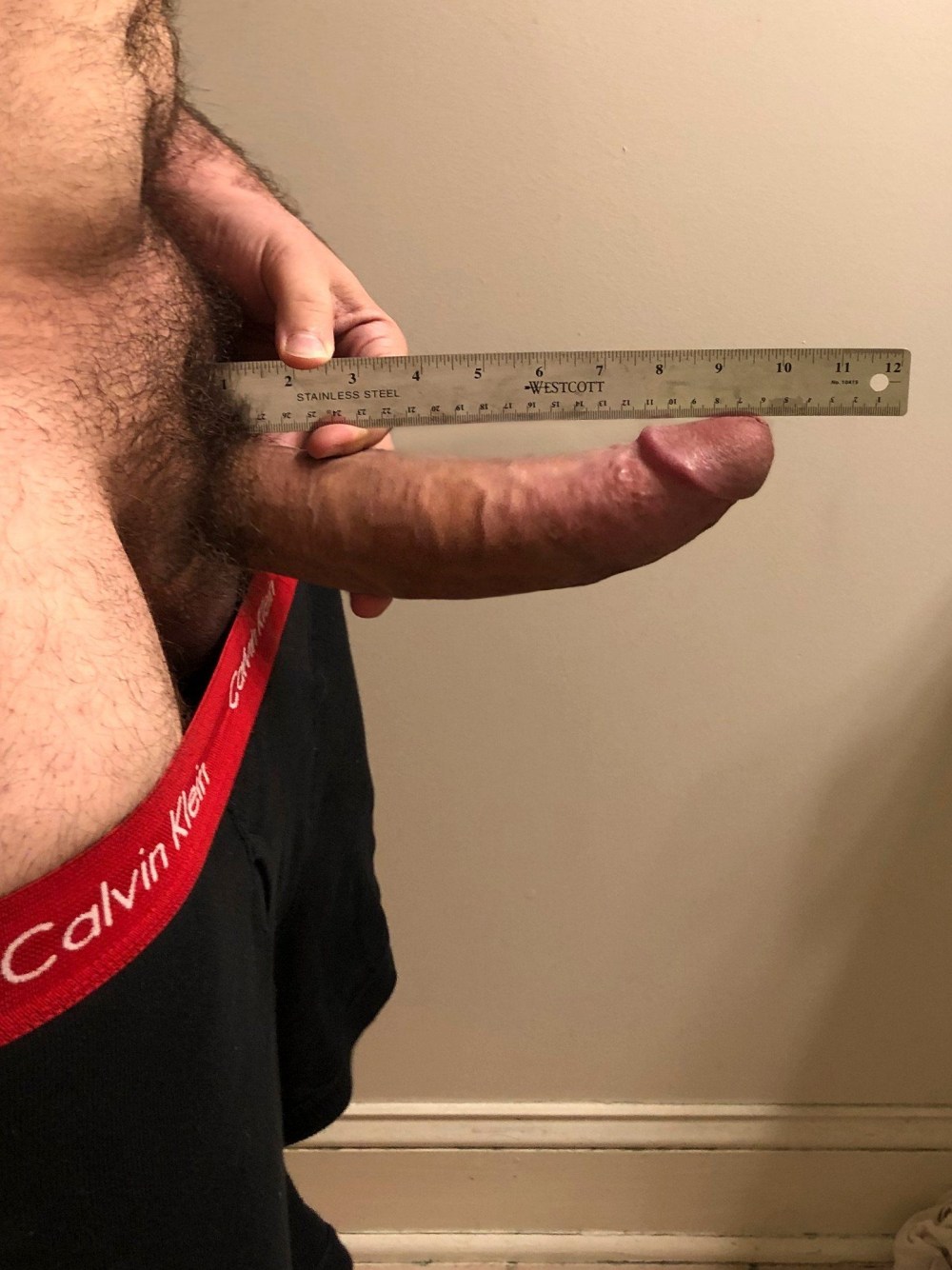 Парень меряет свой член