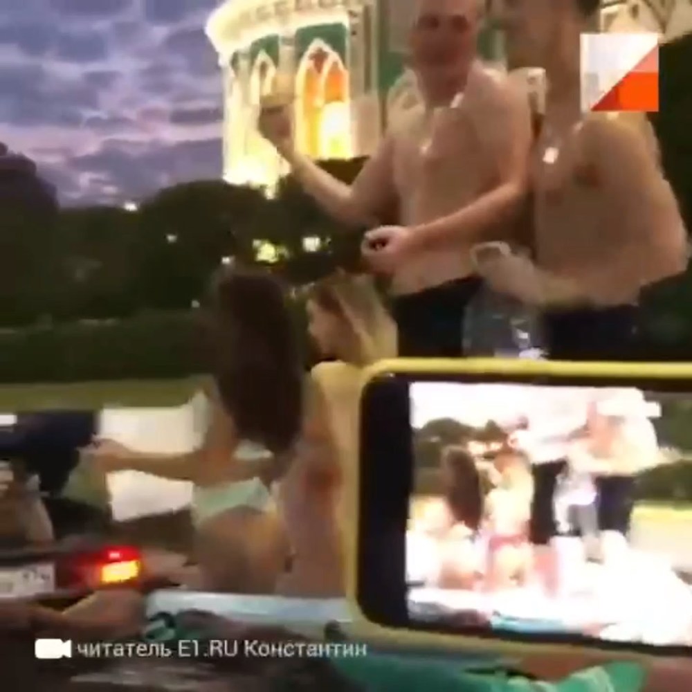 Девушка на видео на колесе обозрения кончает